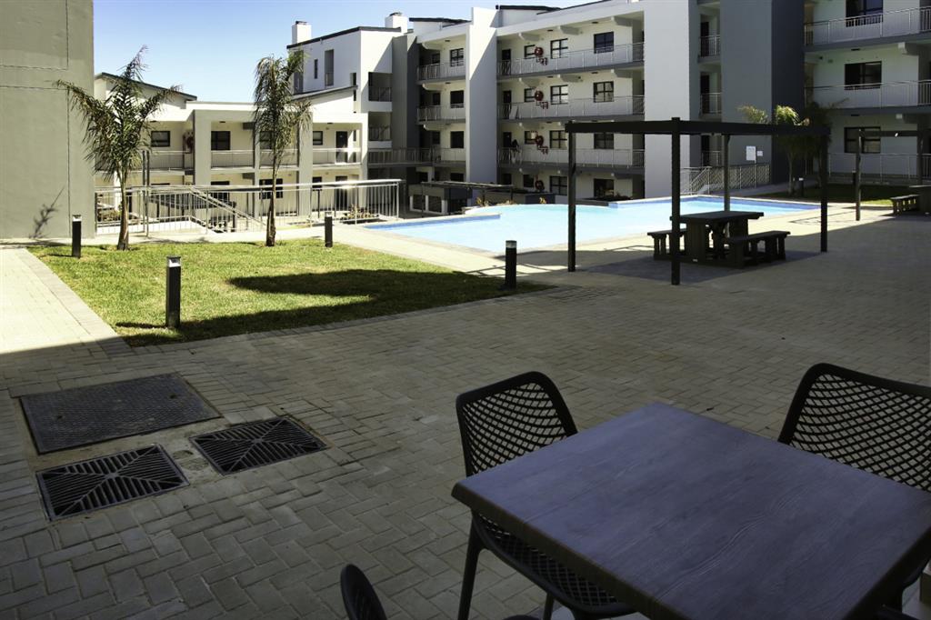 20221020_020059_MN419_Braai_and_pool